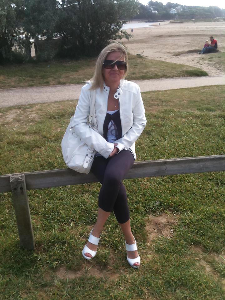 23P Sexy mature mom from facebook with great legs and tits