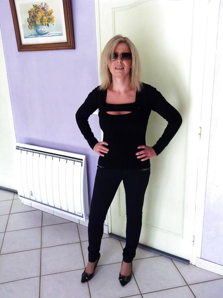 23P Sexy mature mom from facebook with great legs and tits