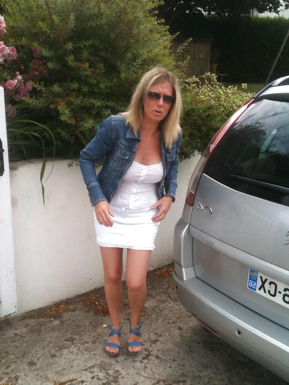 23P Sexy mature mom from facebook with great legs and tits