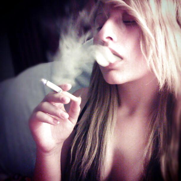 25P Smoking Babes - Drifting Lips