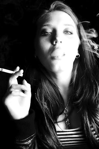 25P Smoking Babes - Drifting Lips
