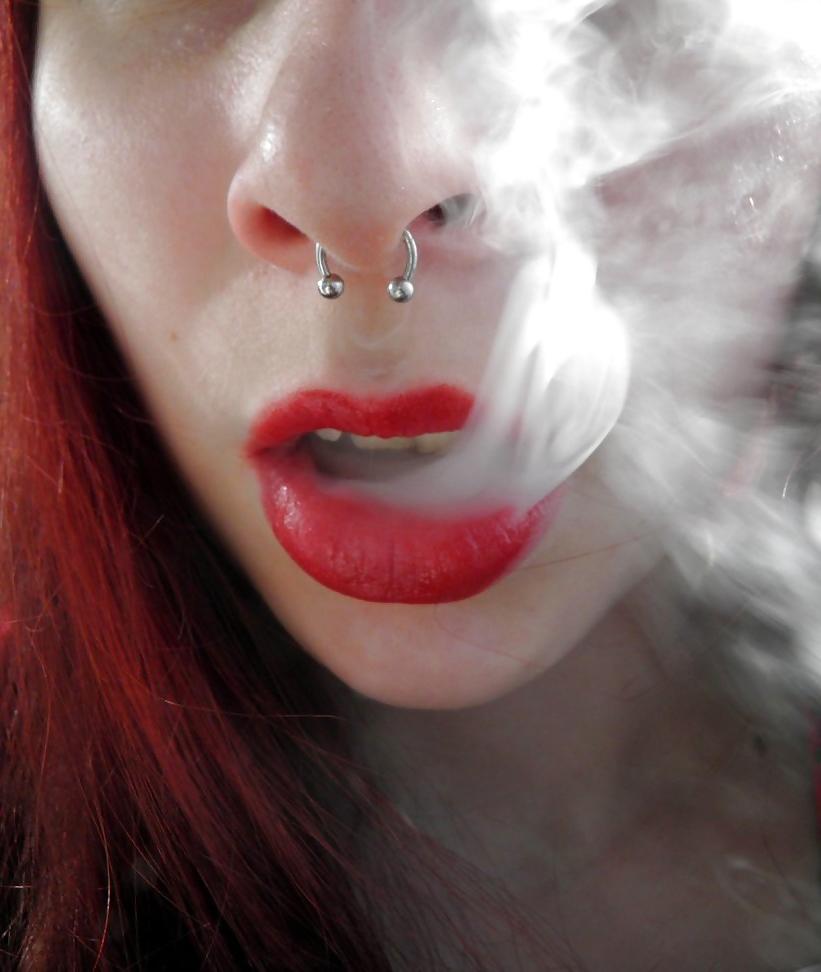 25P Smoking Babes - Drifting Lips