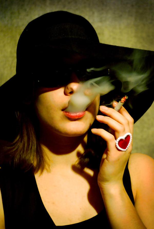 25P Smoking Babes - Drifting Lips