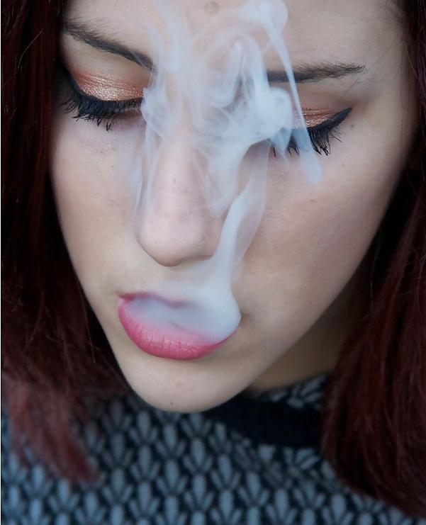 25P Smoking Babes - Drifting Lips