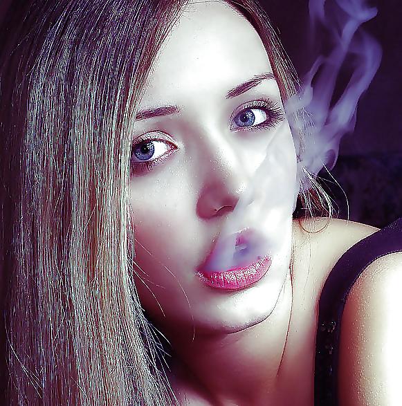 25P Smoking Babes - Drifting Lips