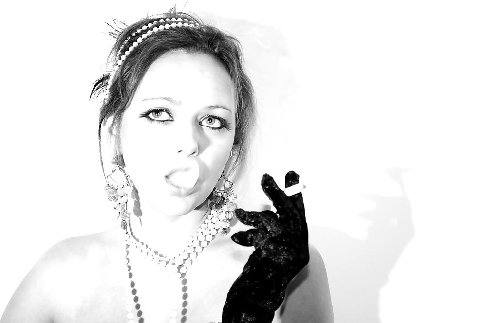 25P Smoking Babes - Drifting Lips