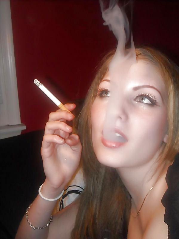 25P Smoking Babes - Drifting Lips