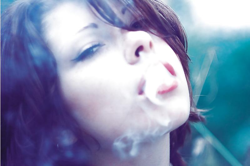 25P Smoking Babes - Drifting Lips