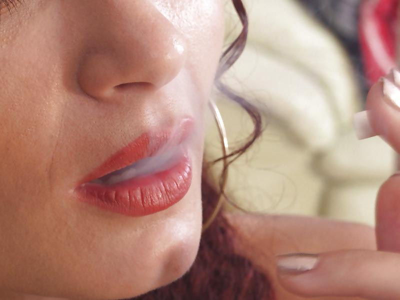 25P Smoking Babes - Drifting Lips