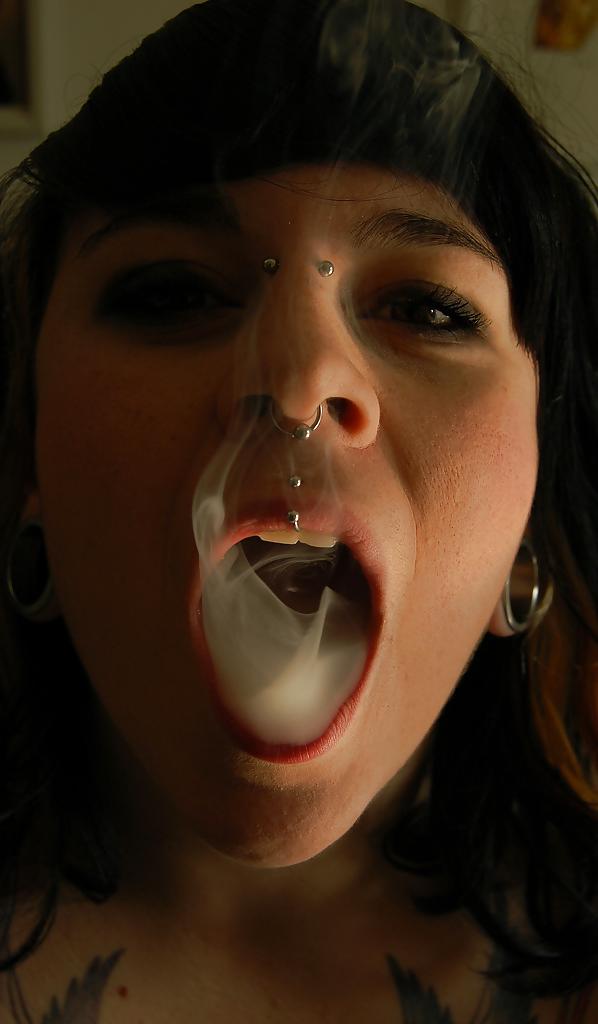 25P Smoking Babes - Drifting Lips