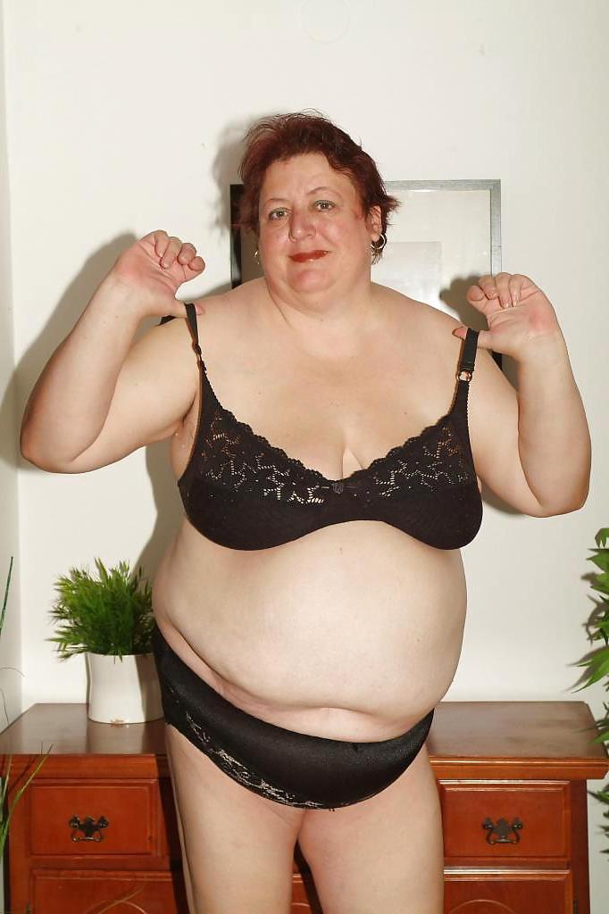 16P Sexy Plump Mums In Lingerie