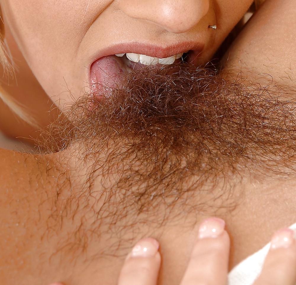 19P EATING HAIRY PUSSY