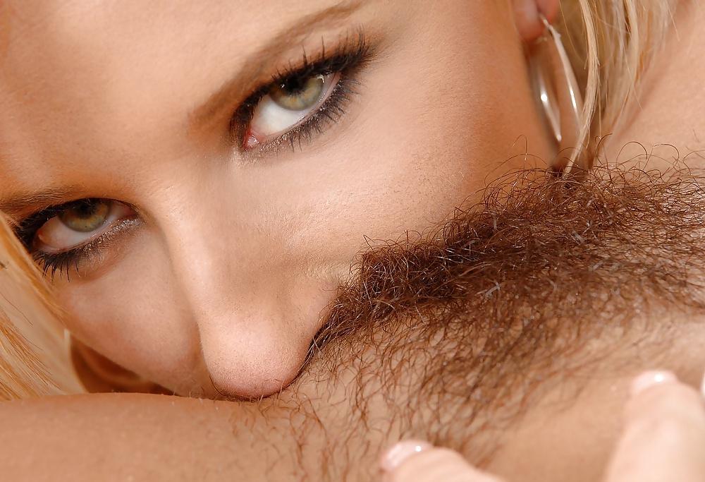 19P EATING HAIRY PUSSY