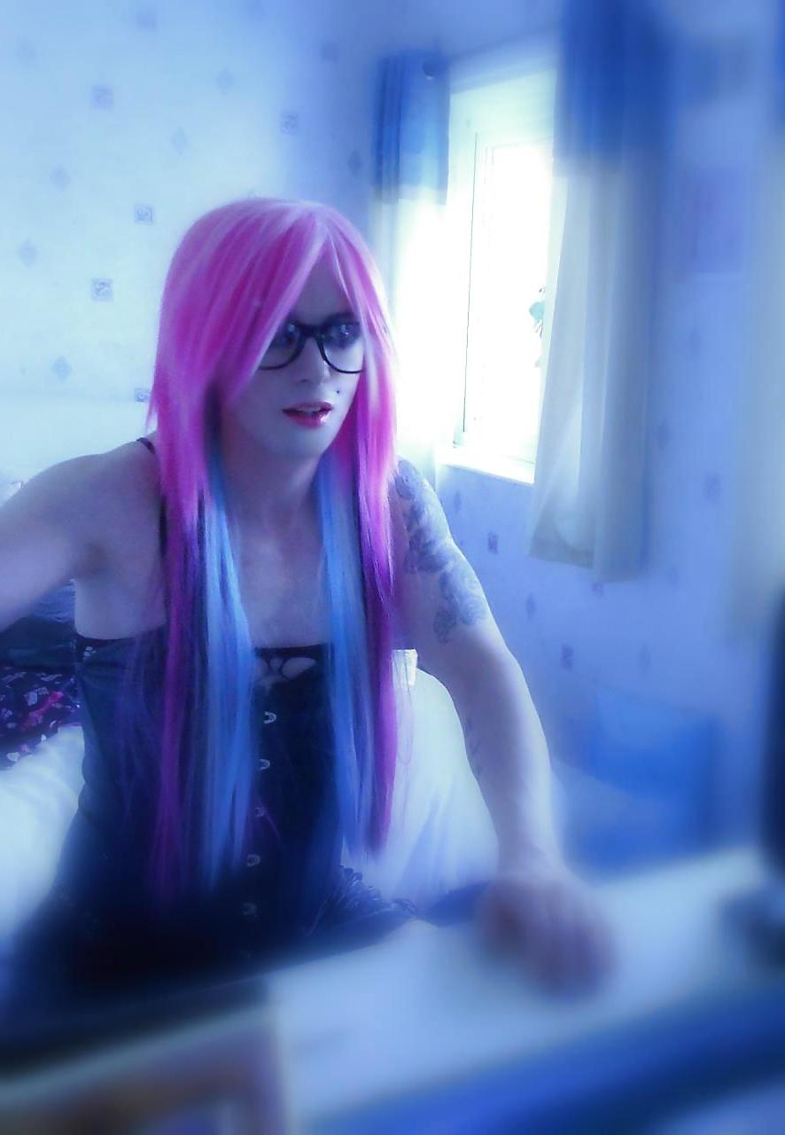 25P Tranny Supersatin Emo Goth Rock Chick Pics 3 ( Face pics )
