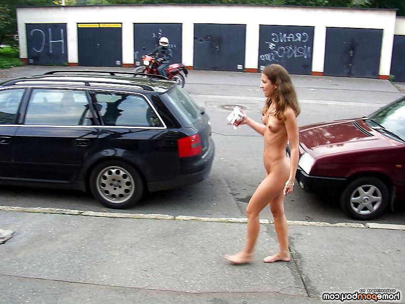 25P Showing her ass on the street