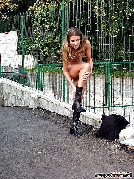 25P Showing her ass on the street