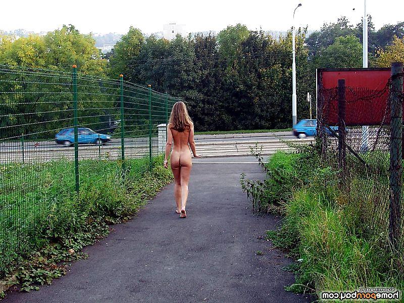 25P Showing her ass on the street