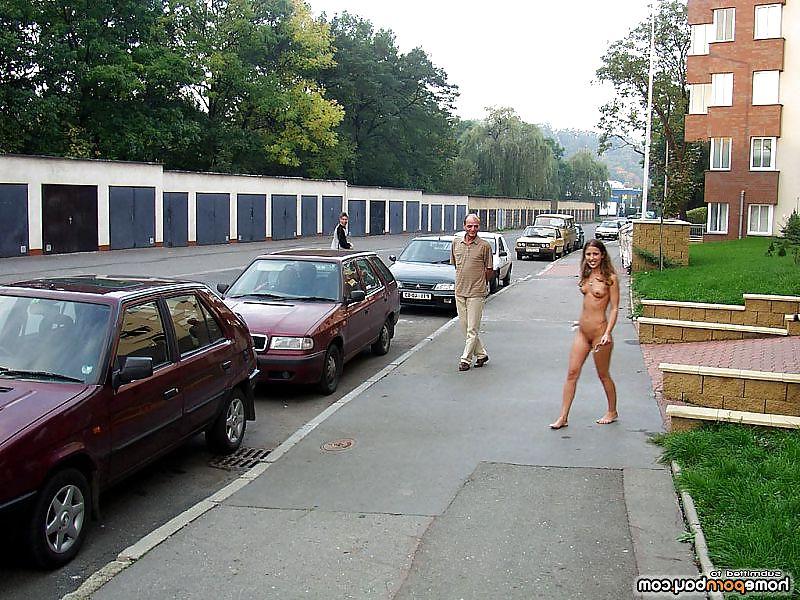 25P Showing her ass on the street