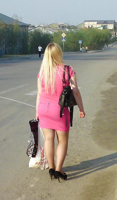 25P Mädchen auf der Straße