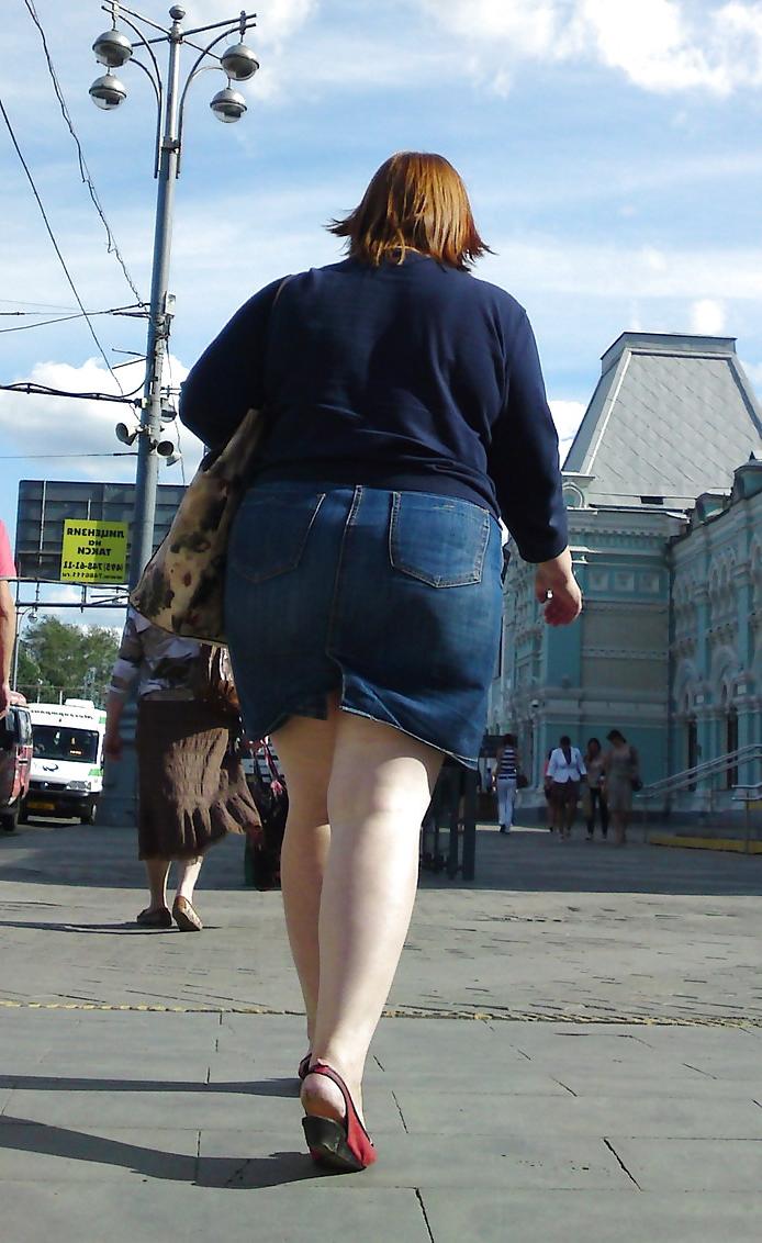 25P Mädchen auf der Straße