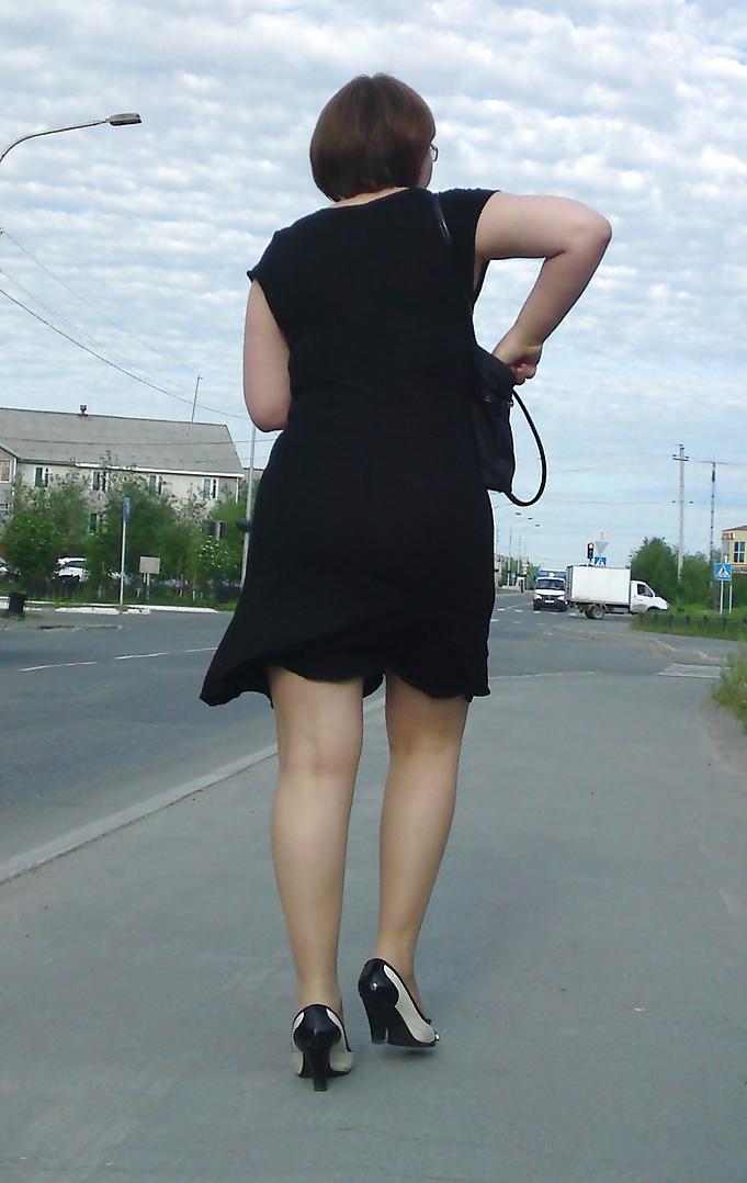 25P Mädchen auf der Straße