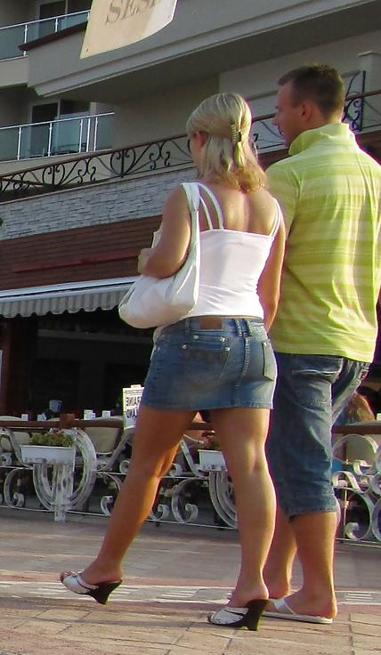 25P Mädchen auf der Straße