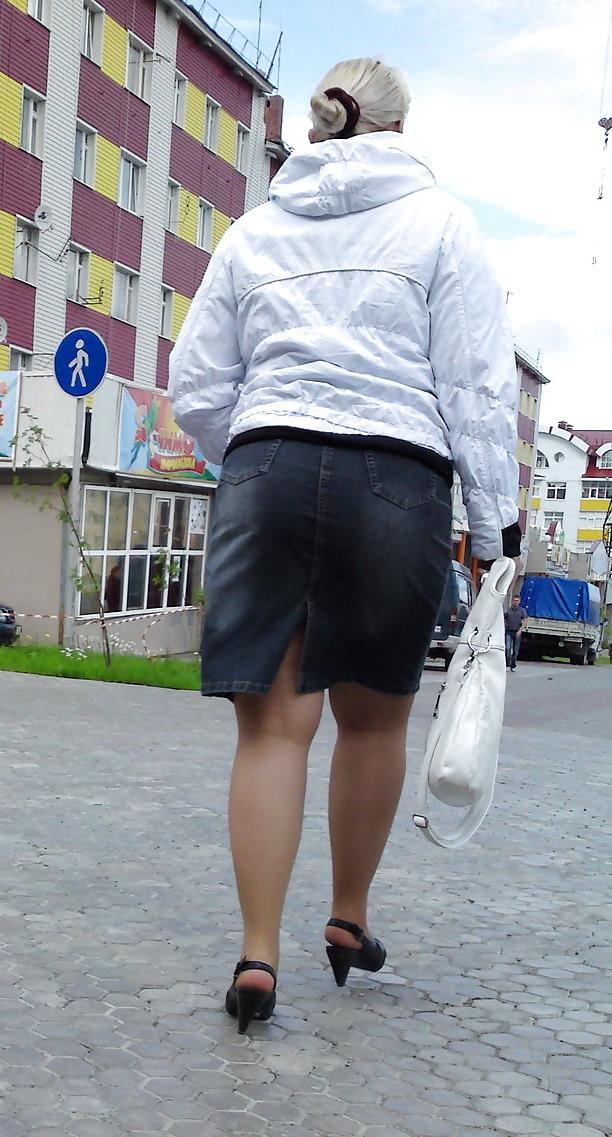 25P Mädchen auf der Straße