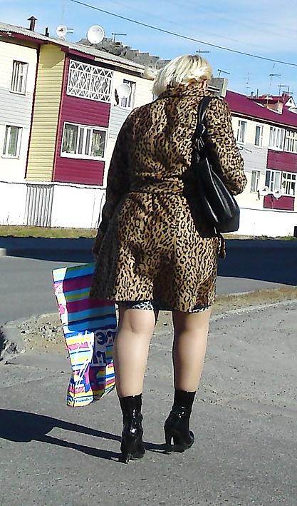25P Mädchen auf der Straße