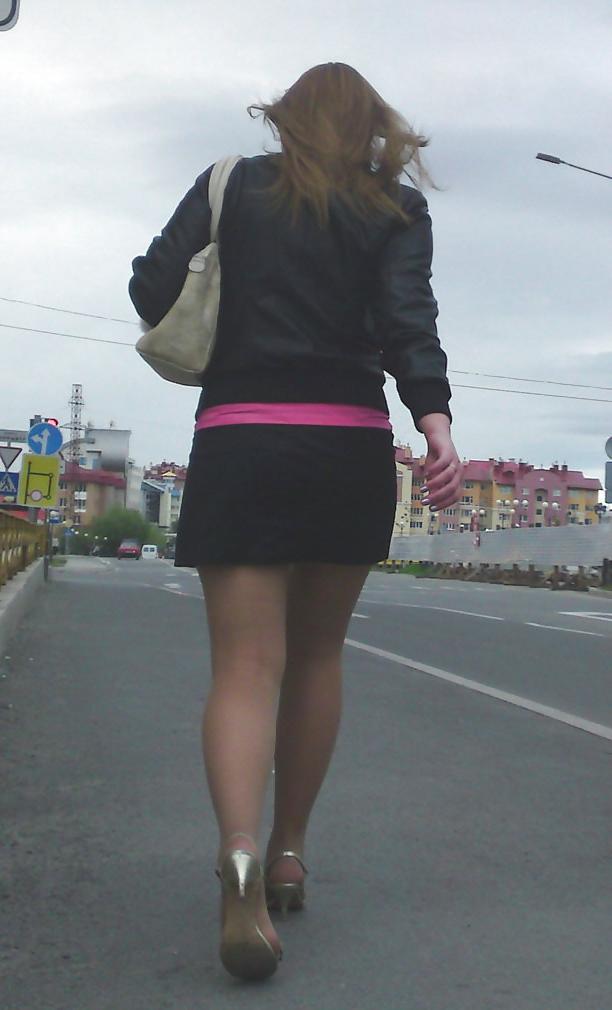 25P Mädchen auf der Straße