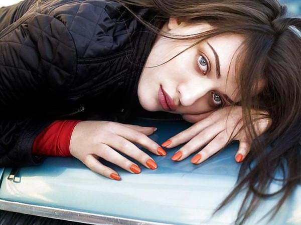 25P Melissa Rauch vs. Kat Dennings