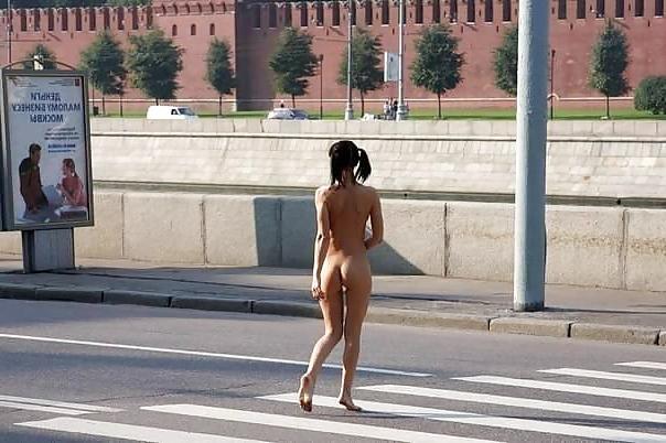 25P Naked in the street
