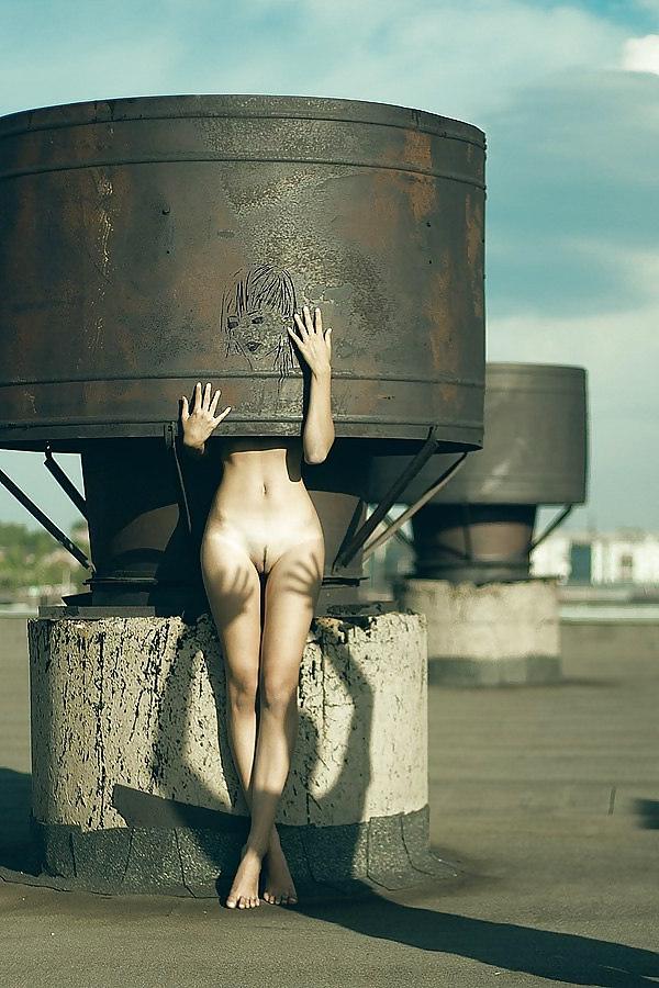 25P Naked in the street