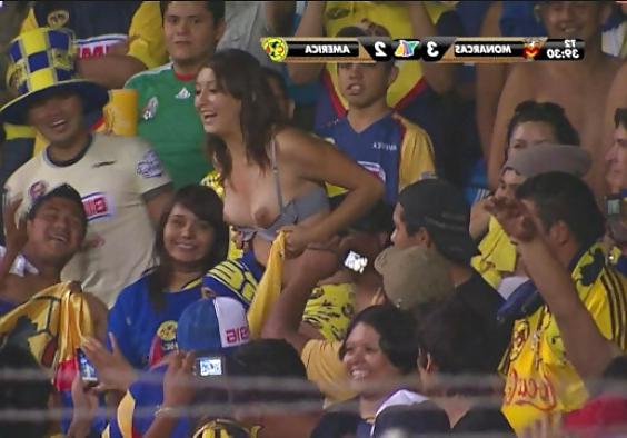19P Football fans flashing tetas de aficionadas