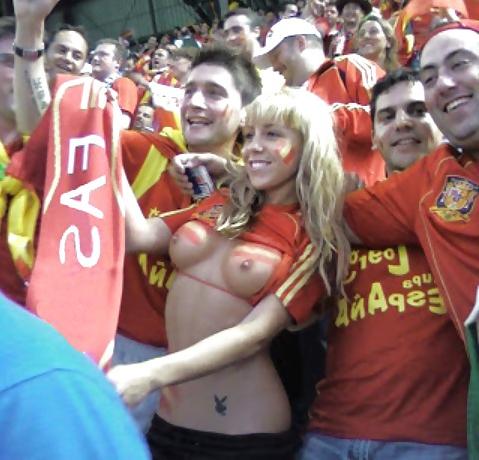 19P Football fans flashing tetas de aficionadas