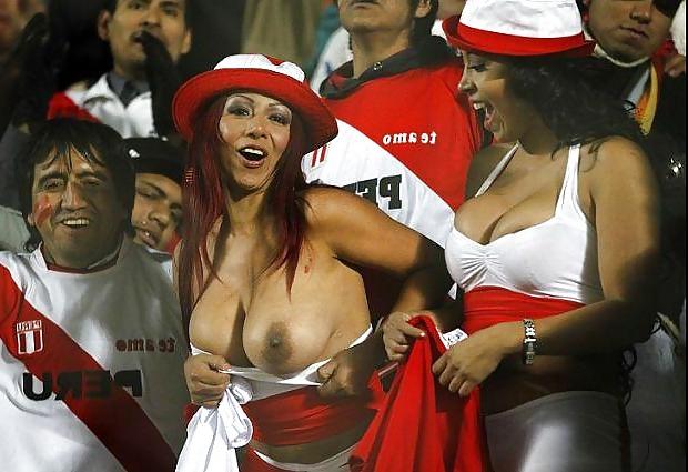 19P Football fans flashing tetas de aficionadas