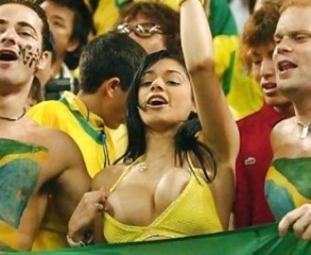 19P Football fans flashing tetas de aficionadas