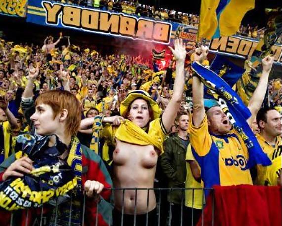 19P Football fans flashing tetas de aficionadas