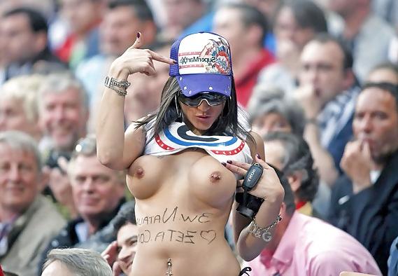 19P Football fans flashing tetas de aficionadas