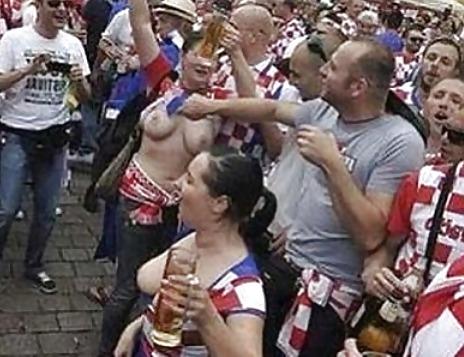 19P Football fans flashing tetas de aficionadas