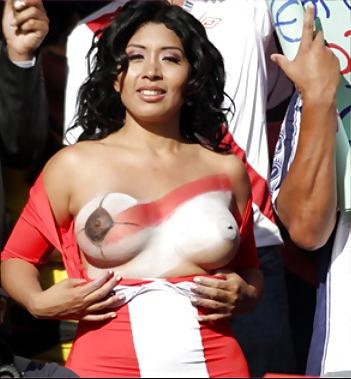19P Football fans flashing tetas de aficionadas
