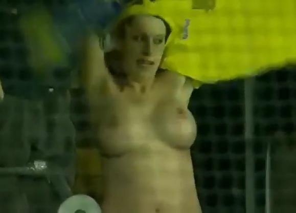 19P Football fans flashing tetas de aficionadas