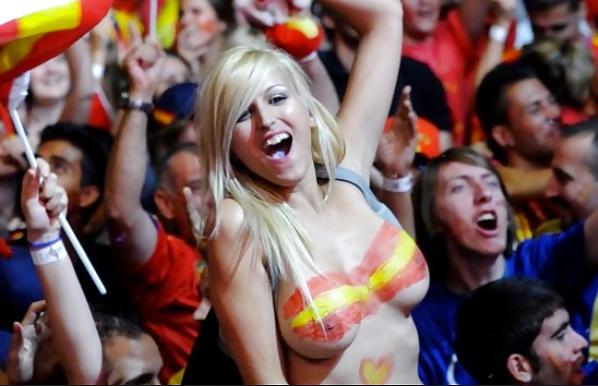 19P Football fans flashing tetas de aficionadas