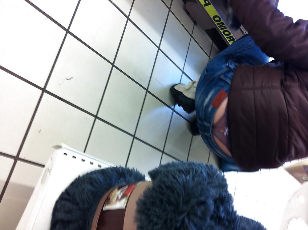 25P String in mall string au magasin