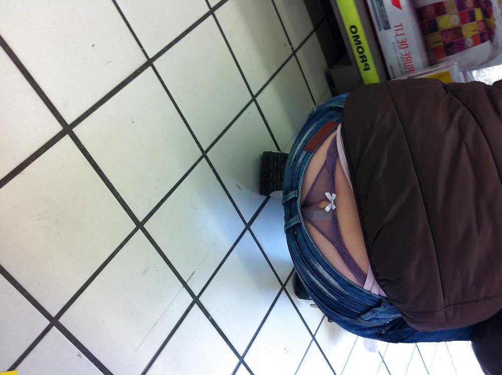25P String in mall string au magasin