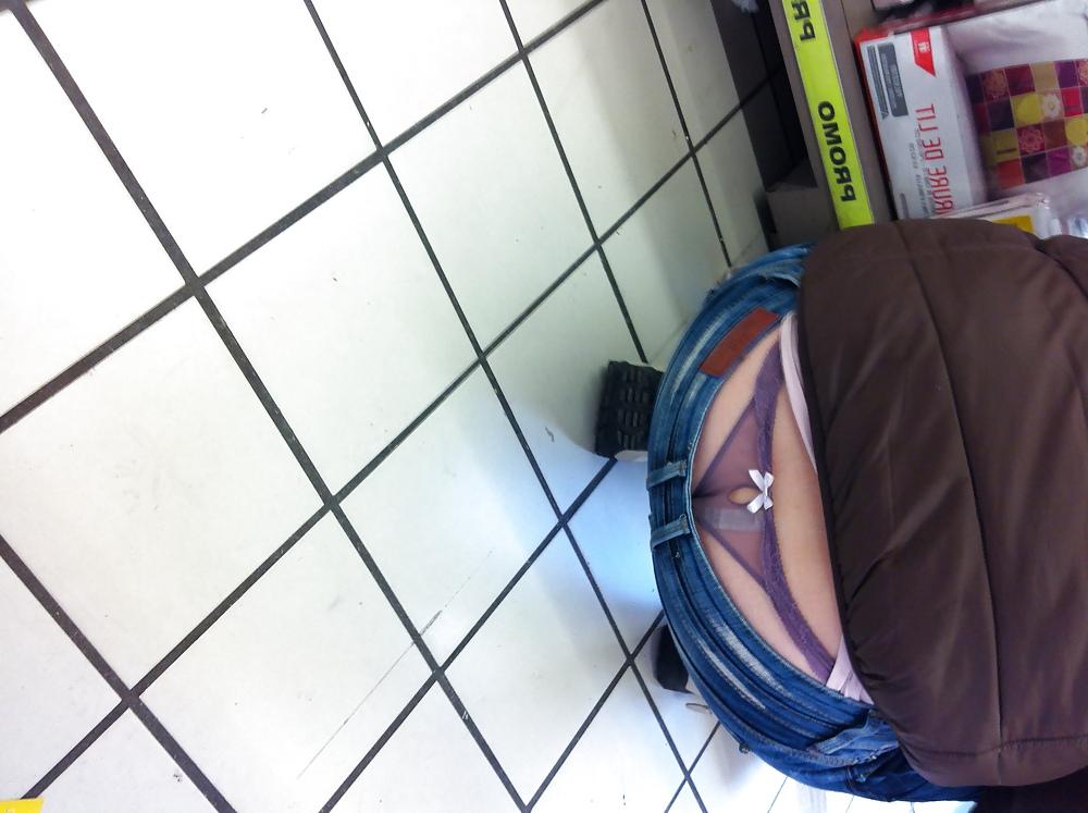 25P String in mall string au magasin