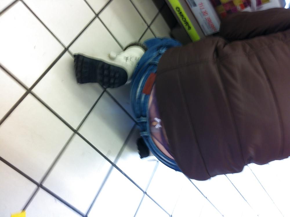 25P String in mall string au magasin