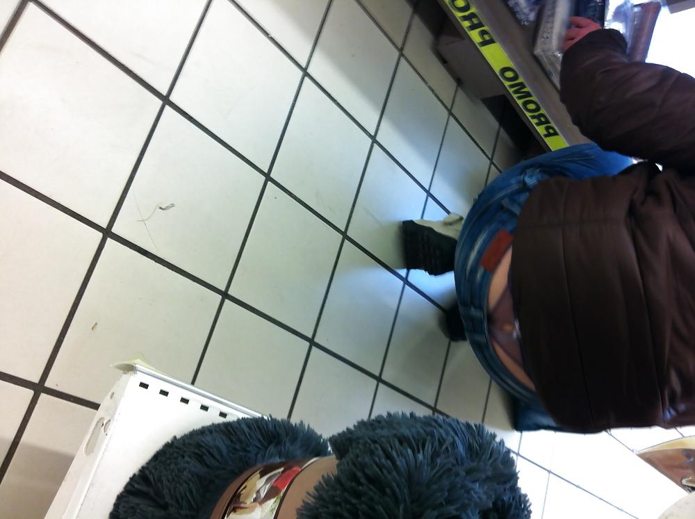 25P String in mall string au magasin