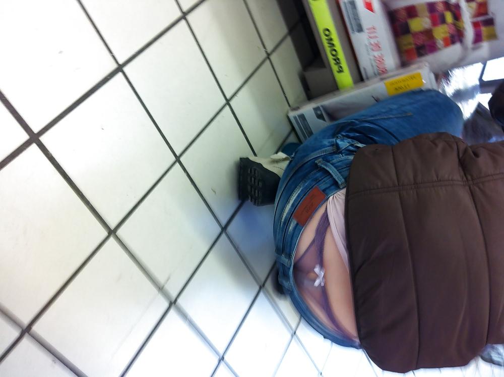 25P String in mall string au magasin