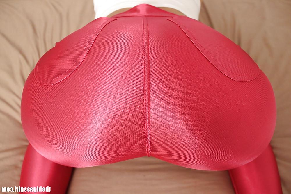 5P Big ass girl pink spandex jeans huge booty curvy goddess