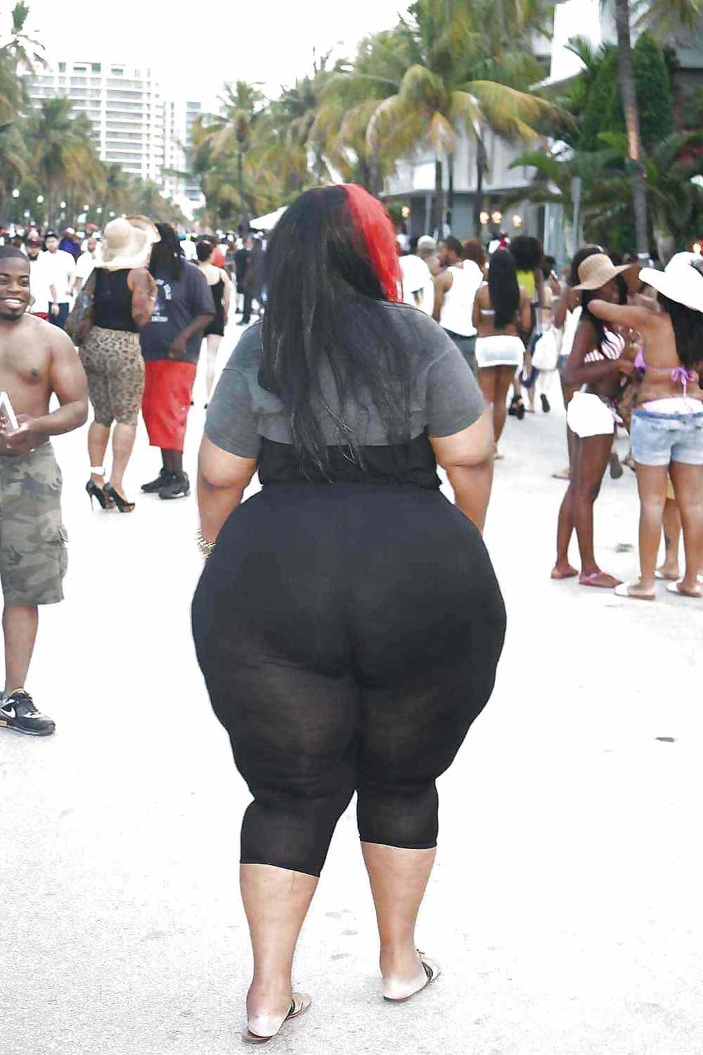 25P Thick miss Superdome booty 